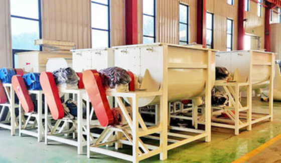 Yatay Anti-korozyon Hayvan Beslenme Karıştırıcısı Güvenli yuvarlak kenarlı düşük bakımlı çiftlik beslenme karıştırma makinesi