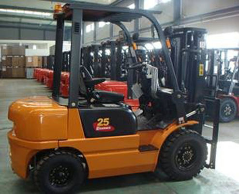 CPCD20 2 Ton 20km / H Dizel motorlu Dört Tekerlekten Çekişli Forklift